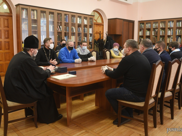 Глава ПЦУ нагородив групу, яка займається спорудженням пам’ятників захисникам України Глава ПЦУ нагородив групу, яка займається спорудженням пам’ятників захисникам України