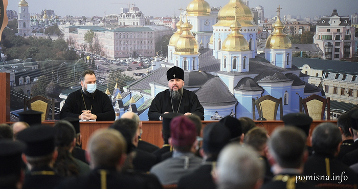 Глава ПЦУ вручив священникам Києва нову партію богослужбового облачення