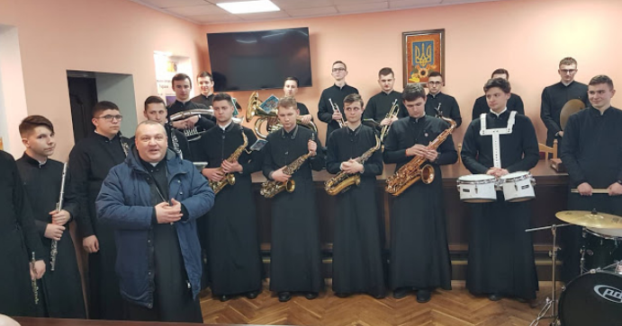 Для персоналу ДКВС України у Львові семінаристи УГКЦ провели оркестровий концерт