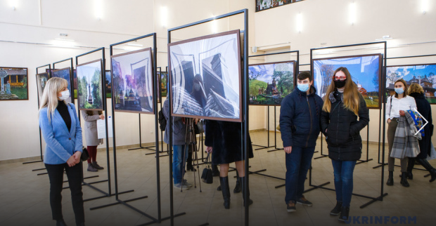 В Ужгороді відкрили фотовиставку про старовинні дерев