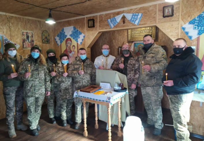 Капелан УГКЦ освятив стрітенські свічки для воїнів в зоні ООС