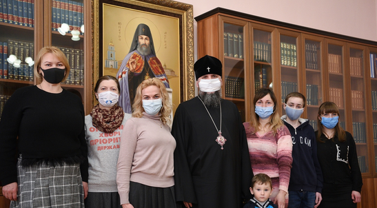 Глава ПЦУ зустрівся з людьми з рідкісними захворюваннями і передав їм медичне устаткування