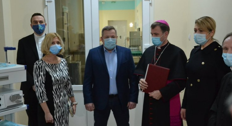 Лікарня в Маріуполі отримала обладнання від «Папи для України»