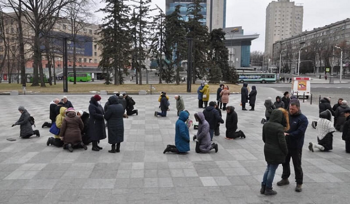 Баптисти відзначили 7 років безперервної молитви на центральній площі Харкова