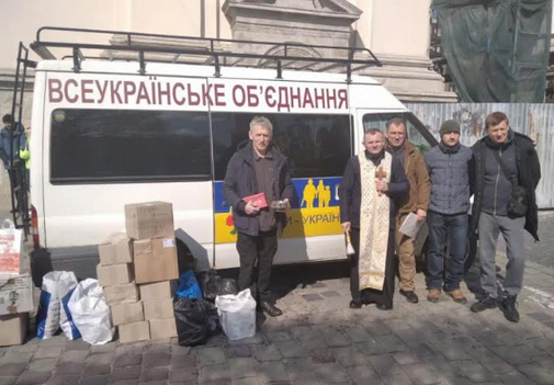 Капелани УГКЦ відправили авто з допомогою для воїнів ООС