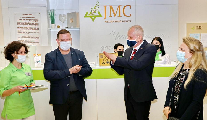 Єврейский медцентр у Дніпрі пропагує щеплення і надає медичну допомогу дипломатам Німеччини