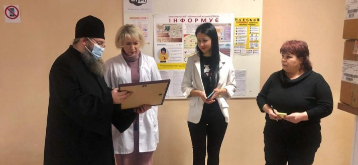 В єпархіях УПЦ (МП) передають лікарням медикаменти та здають кров