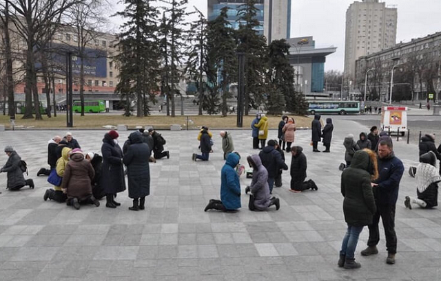 Баптисти відзначили 7 років безперервної молитви на центральній площі Харкова Баптисти відзначили 7 років безперервної молитви на центральній площі Харкова