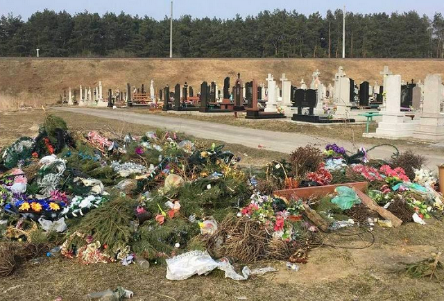 Священник ПЦУ закликає волинян відмовитися від штучних квітів Священник ПЦУ закликає волинян відмовитися від штучних квітів