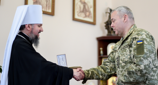 Глава ПЦУ нагородив генерал-лейтенанта та освятив 5000 пасок для військових