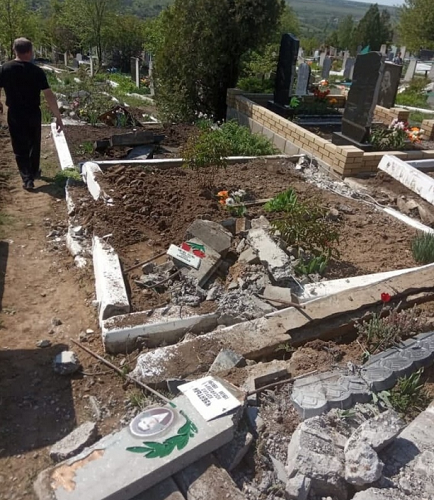 В Криму і на Донбасі окупанти руйнують кладовища