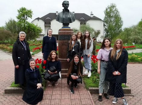 Греко-католики провели для канадських військових екскурсію у музеї-садибі Лесі Українки