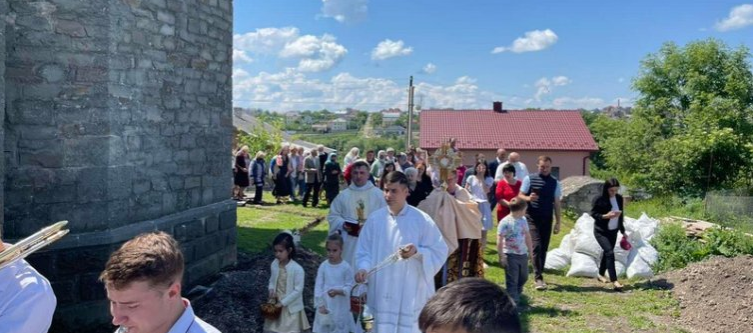 Римо-католики вперше за 80 років відновили євхаристійну ходу в селі на Тернопільщині