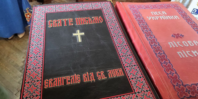 Рівненська майстриня, яка вишила повні тексти Євангелія, встановила новий рекорд