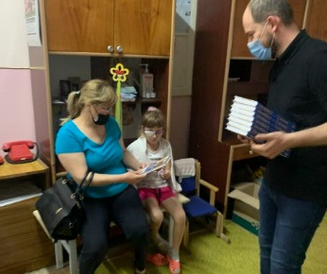 Українське біблійне товариство подарувало дітям з тернопільської лікарні Біблії