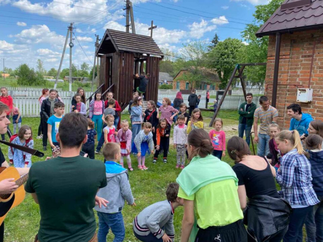 Молоді баптисти влаштували благодійну програму для мешканців сіл біля Чорнобильської зони відчуження Молоді баптисти влаштували благодійну програму для мешканців сіл біля Чорнобильської зони відчуження