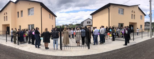 Баптисти побудували два будинки сімейного типу в Житомирі Баптисти побудували два будинки сімейного типу в Житомирі