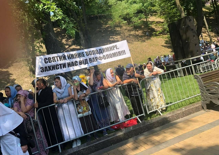 Зеленський розкритикував хресну ходу УПЦ (МП) за порушення карантину