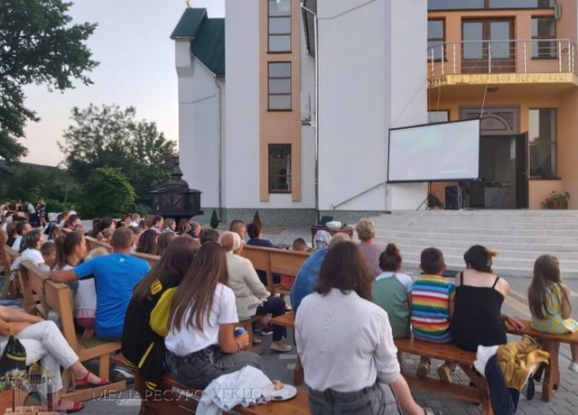 В селі на Івано-Франківщині відкрили християнський кінотеатр просто неба В селі на Івано-Франківщині відкрили християнський кінотеатр просто неба