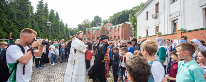 800 дітей отримали в столиці «рюкзачки милосердя» від УПЦ (МП)