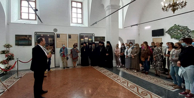 У Києво-Печерській лаврі відкрили виставку «Нашого Печерського саду ці грона і квіти» У Києво-Печерській лаврі відкрили виставку «Нашого Печерського саду ці грона і квіти»