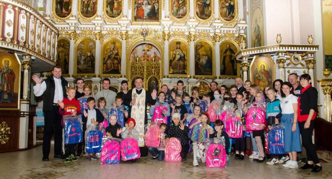 150 найбільш потребуючих дітей з Буковини отримали від УГКЦ шкільні портфелі