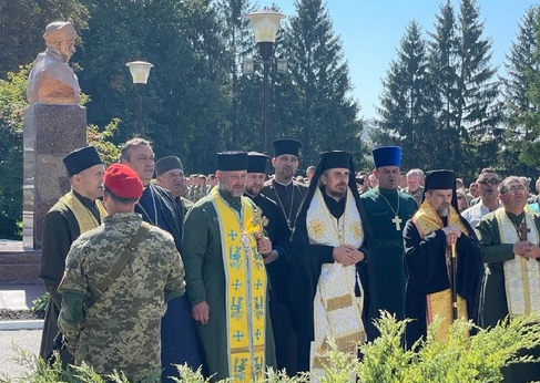 Архієпископ ПЦУ освятив пам’ятник загиблим в АТО артилеристам