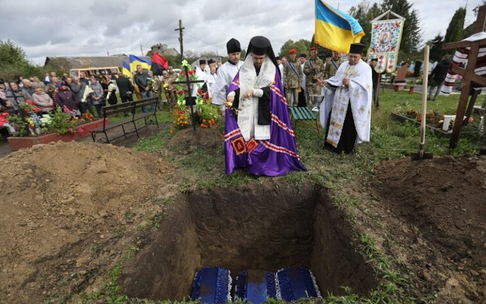 Архієпископ ПЦУ звершив чин похорону бійців УПА, чиї останки знайшли на Тернопільщині