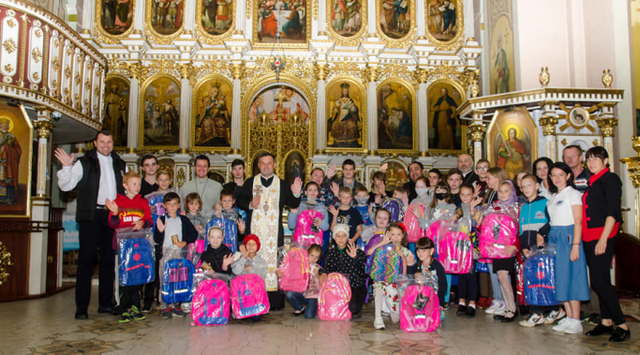 150 найбільш потребуючих дітей з Буковини отримали від УГКЦ шкільні портфелі 150 найбільш потребуючих дітей з Буковини отримали від УГКЦ шкільні портфелі