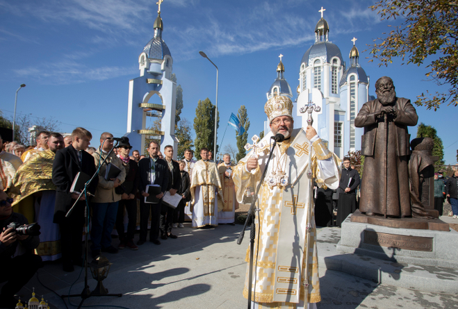 Глава УГКЦ відкрив у Вінниці пам’ятник Любомиру Гузару