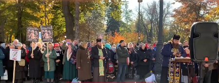 Віряни УПЦ (МП) біля парламенту і КМДА масово протестують проти вакцинації