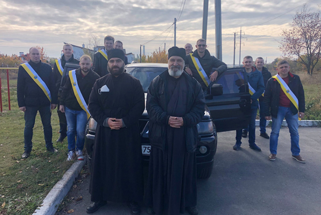 Греко-католики Полтави придбали позашляховик для потреб у зоні ООС