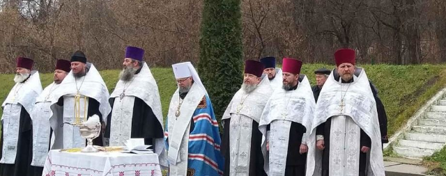 Духовенство УПЦ (МП) звершило перепоховання 36 радянських воїнів Духовенство УПЦ (МП) звершило перепоховання 36 радянських воїнів